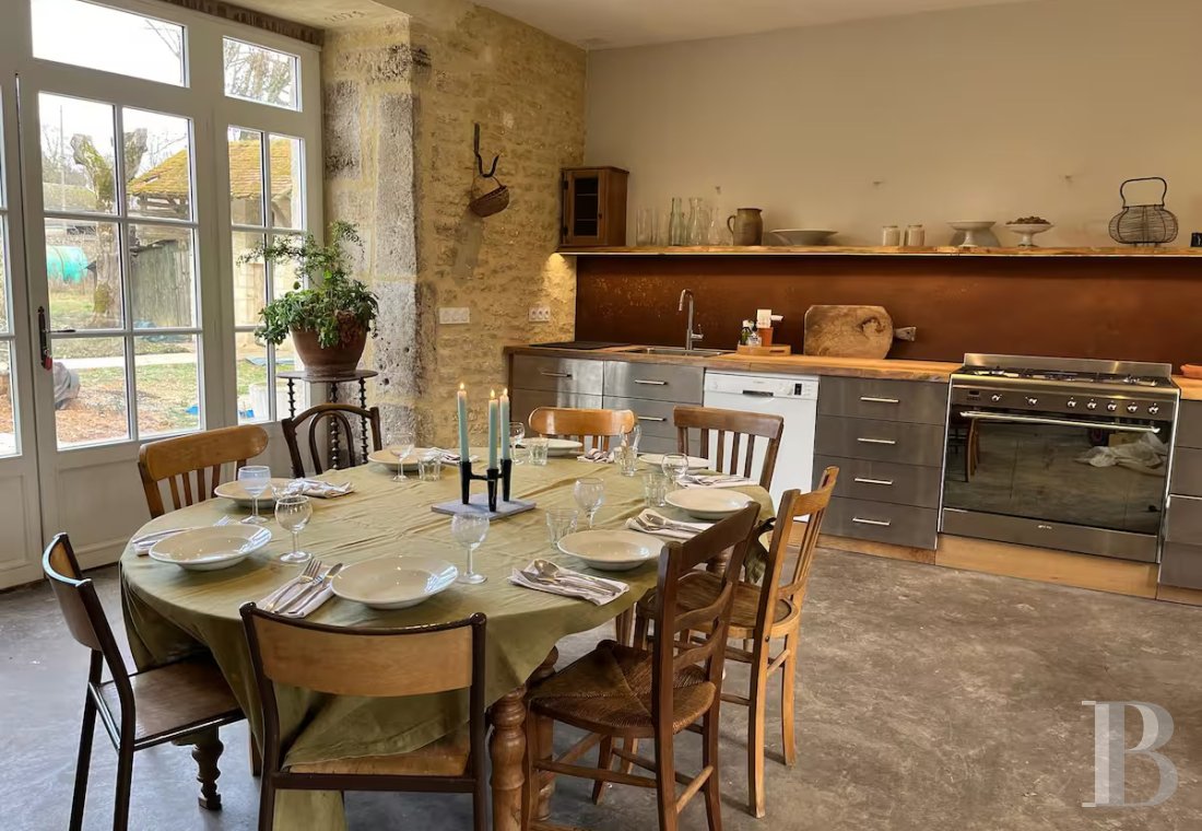 En Côte-d’Or, à l’est de Châtillon-sur-Seine, les dépendances d’un ancien château autour d’une vaste cour - photo  n°24